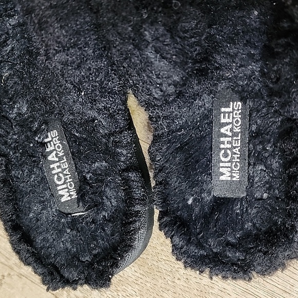 MICHAEL Kors Black fuzzy slides size 6 - Picture 5 of 5